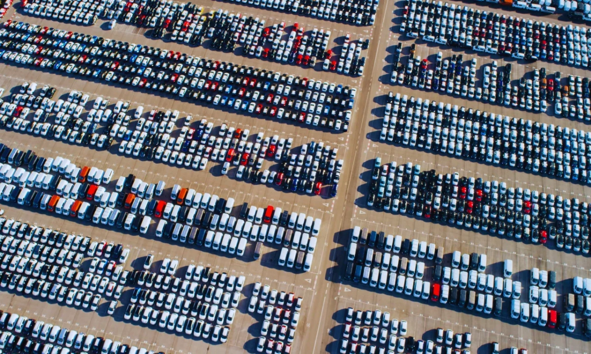 Le Marché Automobile Tunisien en 2025 : Croissance Volumétrique Record, Ruptures Fiscales et Enjeux de Financement